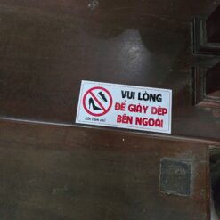 Tem Decal Nhựa Để Giầy Dép Bên Ngoài, Tem Dán Nhắc Nhở, Chú Ý Bỏ Giầy Dép Bên Ngoài Phòng Để Giữ Vệ Sinh - TakyShop 5003 5 VUI LONG DE GIAY DEP BEN NGOAI 1